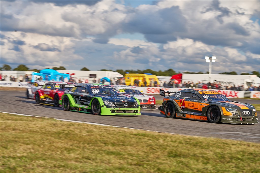 Der bliver kamp til stregen i finalen i Super GT på Padborg Park.
(Foto: Stumpphoto)